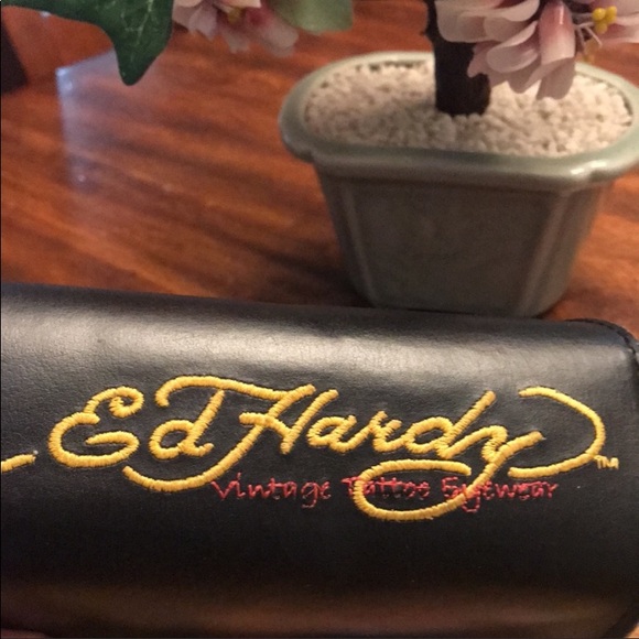 Ed Hardy eye glass case & towel unisex. - Picture 4 of 7